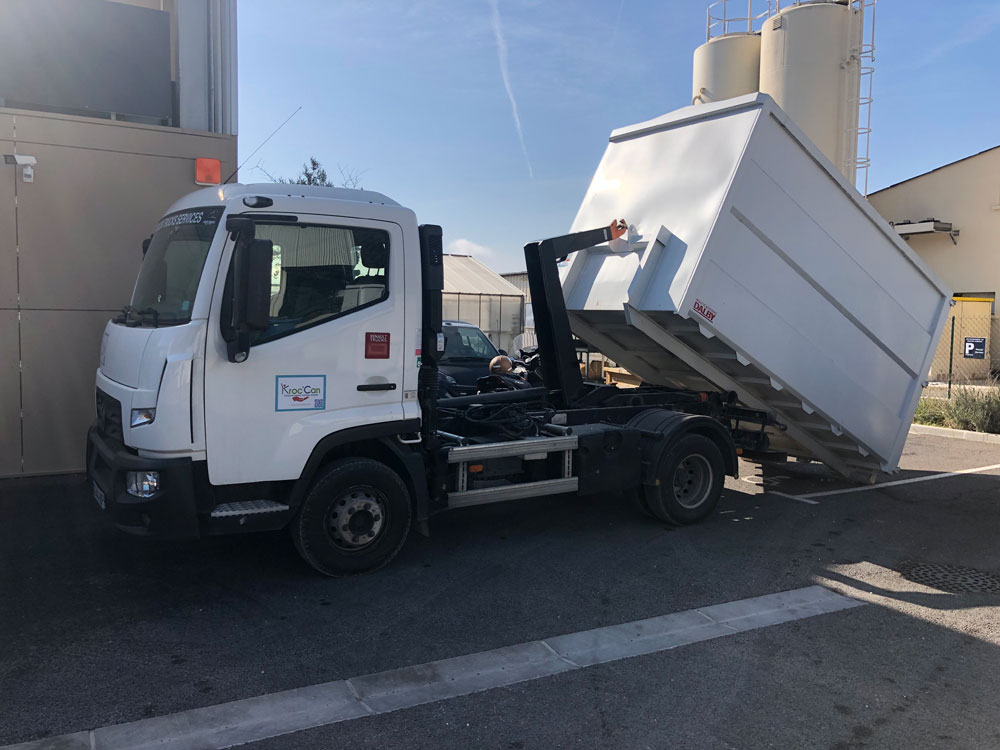 Camion benne disponible a la location avec Kroc'Can dans le var